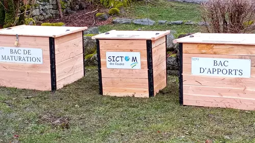 livraison des 3 bacs du système de compostage collectif par SICTOM des Couzes